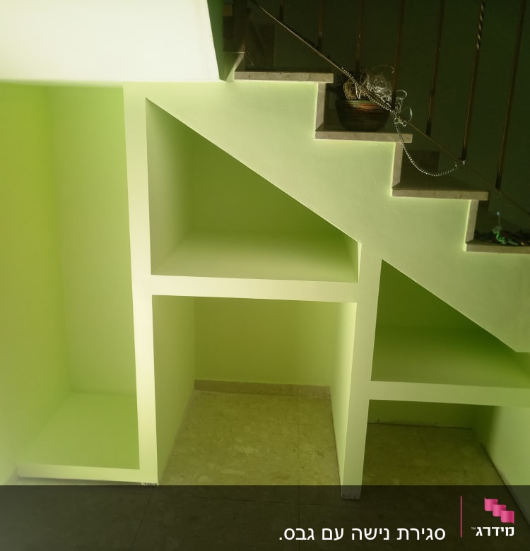 מדפי גבס מתחת למדרגות בצבע ירוק בהיר